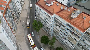 Colisão entre autocarro e carro bloqueia trânsito e provoca caos em Benfica