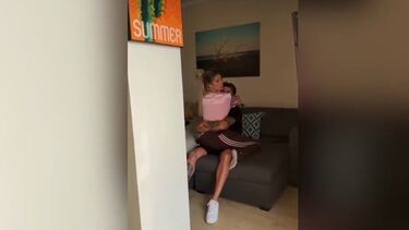 Ups! Bernardina Brito engana-se e partilha vídeo nos braços de outro homem 