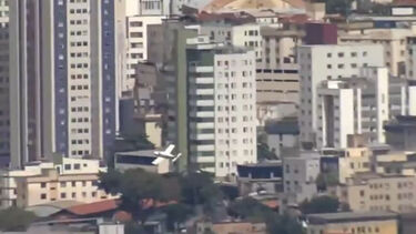 Avião cai e bate contra prédio em Belo Horizonte no Brasil. Há dois mortos