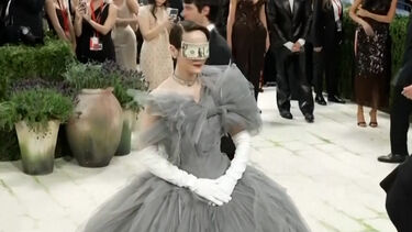 Dos olhos vendados com notas de dólares às obras de arte recriadas: Veja os looks ousados do Met Gala 2026