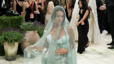Georgina brilha na Met Gala com vestido inspirado em Nossa Senhora de Fátima 