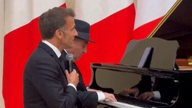 Dupla improvável: Macron canta clássico de Charles Aznavour com primeiro-ministro da Arménia na bateria 