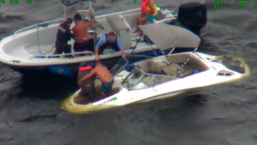 Pai e filho ajudam a resgatar seis pessoas de barco a afundar na Florida 