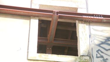 Vigas de ferro ‘seguram’ fachada de edifício desabitado da Santa Casa da Misericórdia em Campo de Ourique 