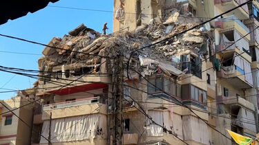 Equipas de resgate procuram sobreviventes nos escombros após ataque israelita a Beirute  