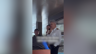 Passageiro partilha vídeo do momento em que capitão do navio com surto de hantavírus anuncia primeira morte a bordo 