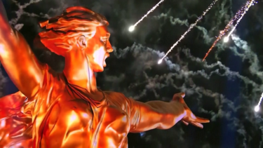 Espetáculo de luzes ilumina memorial de Estalinegrado na véspera do Dia da Vitória