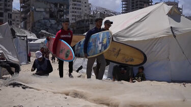 “Não podemos esquecer o desporto”: surfistas procuram paz entre os destroços em Gaza 