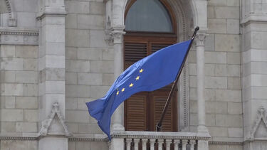 Bandeira da União Europeia volta ao Parlamento da Hungria após mais de uma década 