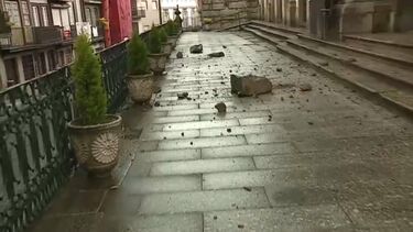 Raio destrói cruz de igreja no centro de Guimarães. Uma mulher ficou ferida