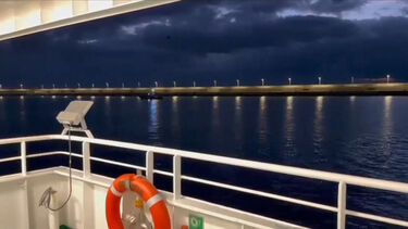 Imagens mostram chegada de navio cruzeiro afetado por surto de hantavírus às Ilhas Canárias
