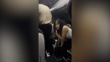 Passageiros saem de avião após colisão mortal no aeroporto de Denver