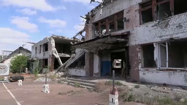 Ataques na Ucrânia continuam apesar de cessar-fogo. Para trás ficam edifícios destruídos e vestígios de guerra