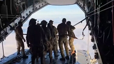 Médicos militares britânicos saltam de paraquedas para ilha remota após suspeita de hantavírus