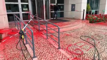 Elementos do Climáximo mancham de tinta vermelha fachada da empresa Thales