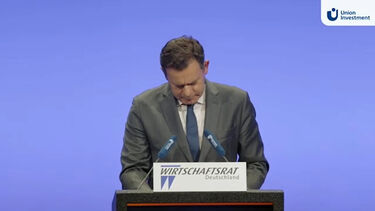 O momento em que Luís Montenegro se engana e diz 'führer' em vez de 'futuro' durante discurso na Alemanha