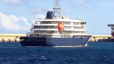 Cruzeiro atingido pelo hantavírus atraca temporariamente no porto de Tenerife devido a condições meteorológicas