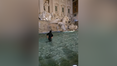 Homem mergulha na Fontana di Trevi em Roma e acaba multado em 500 euros