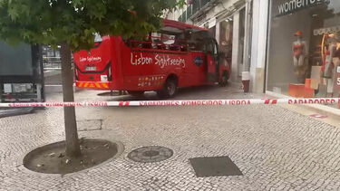 Três feridos em despiste de autocarro de turismo seguido de colisão contra loja em Lisboa