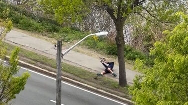 Imagens mostram homem armado a disparar contra condutores nos EUA