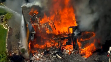 Imagens aéreas mostram incêndio de grandes dimensões a consumir moradia em New Jersey 