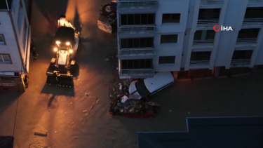 Imagens aéreas mostram ruas inundadas e carros arrastados por fortes cheias na Turquia