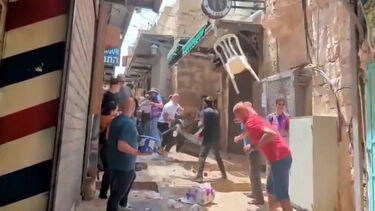 Cadeiras no ar e garrafas atiradas: Vídeo mostra confrontos entre judeus nacionalistas e palestinianos em Jerusalém
