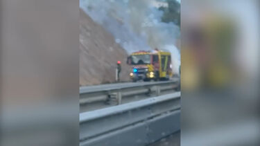 Carro consumido pelas chamas na A9 CREL em Loures