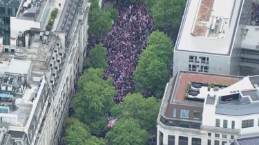 Milhares de pessoas manifestam-se em Londres em marchas de extrema-direita e pró-Palestina separadas pela polícia
