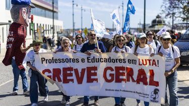 Fenprof leva milhares de professores à rua e anuncia adesão à greve geral