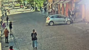 O momento em que homem atropela dez pessoas e tenta fugir em Itália