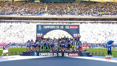 O momento em que o FC Porto ergueu a taça de campeão nacional no Estádio do Dragão
