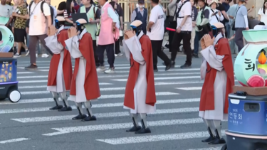 Robôs humanóides monges juntam-se a milhares de pessoas em celebração antes do aniversário de Buda na Coreia do Sul