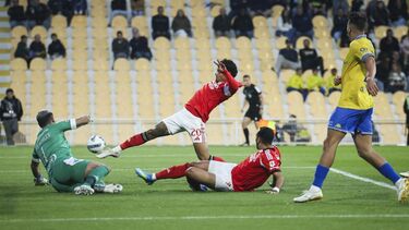 Benfica ganha frente ao Estoril, mas falha Liga dos Campeões