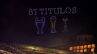 Espetáculo de drones ilumina o céu do Porto em dia de festejos