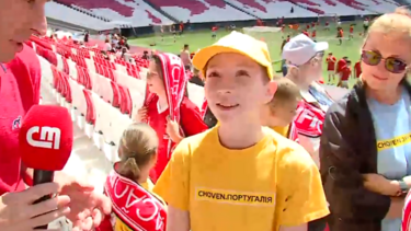 Sem alarmes e felizes: Crianças ucranianas visitam Estádio da Luz 