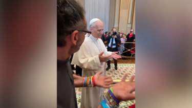 Papa Leão XIV faz gesto viral “6-7” e diverte jovens católicos no Vaticano