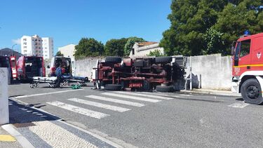 Viatura dos bombeiros despista-se a caminho de incêndio na Figueira da Foz. Há cinco feridos