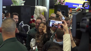 Vencedora da Eurovisão recebida por centenas de fãs à chegada ao aeroporto de Sófia 