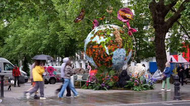 Flores, planetas e até extraterrestres transformam bairro de luxo de Londres em cenário “fora deste mundo”