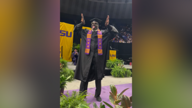 Shaquille O’Neal recebe diploma de mestrado na universidade onde se tornou lenda do basquetebol