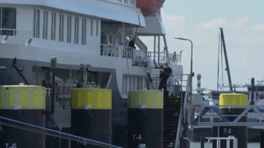 Equipas com fato de proteção abandonam navio afetado por hantavírus no porto de Roterdão
