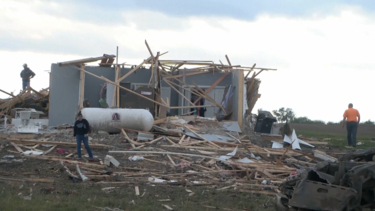 Casas ficam destruídas no Nebraska depois de passagem de tornado