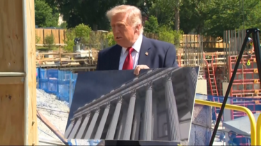 Trump mostra os planos do projeto da construção do novo salão de baile na Casa Branca