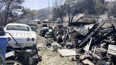 Incêndio no sul da Califórnia ameaça casas. Mais de 17 mil pessoas têm ordem para deixar as habitações 