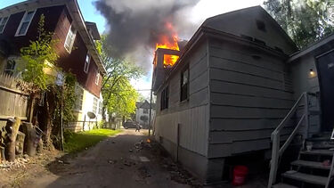 Polícia resgata bebé lançado pela janela durante incêndio em prédio no Michigan