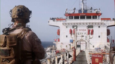 EUA abordam petroleiro iraniano suspeito de tentar violar bloqueio naval no Golfo de Omã  