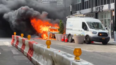 Imagens mostram grande bola de fogo após carro se incendiar em Nova Iorque