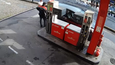 Imagens de vigilância gravam momento em que casal que abandonou crianças francesas pára em bomba de gasolina em Portugal