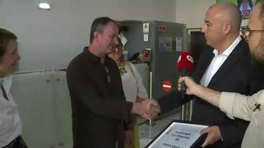 Carlos Rodrigues distingue como ‘Herói CM’ padeiro que salvou crianças francesas abandonadas pela mãe
